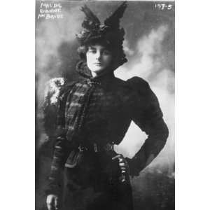  1900s photo Maude Gonne McBride, three quarters standing 