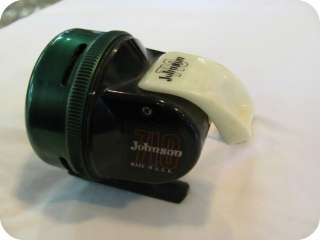 JOHNSON Model 710 / Vintage Push Button Spincasting Fishing Reel 