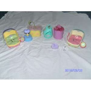  Littlest Pet Shop Assorted Accessories 2 Beds and 2 