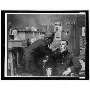  French soldier whose face was mutilated in WWI,trying on 