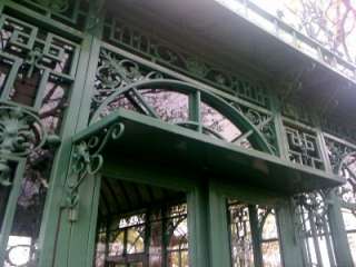 VICTORIAN STYLE CAST AND TUBULAR STEEL ENCLOSED GAZEBO  