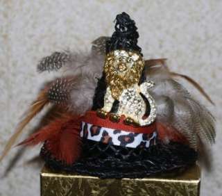 Mini Golden Lion Pin Salem Witch Hat   Dolls & Bottles  